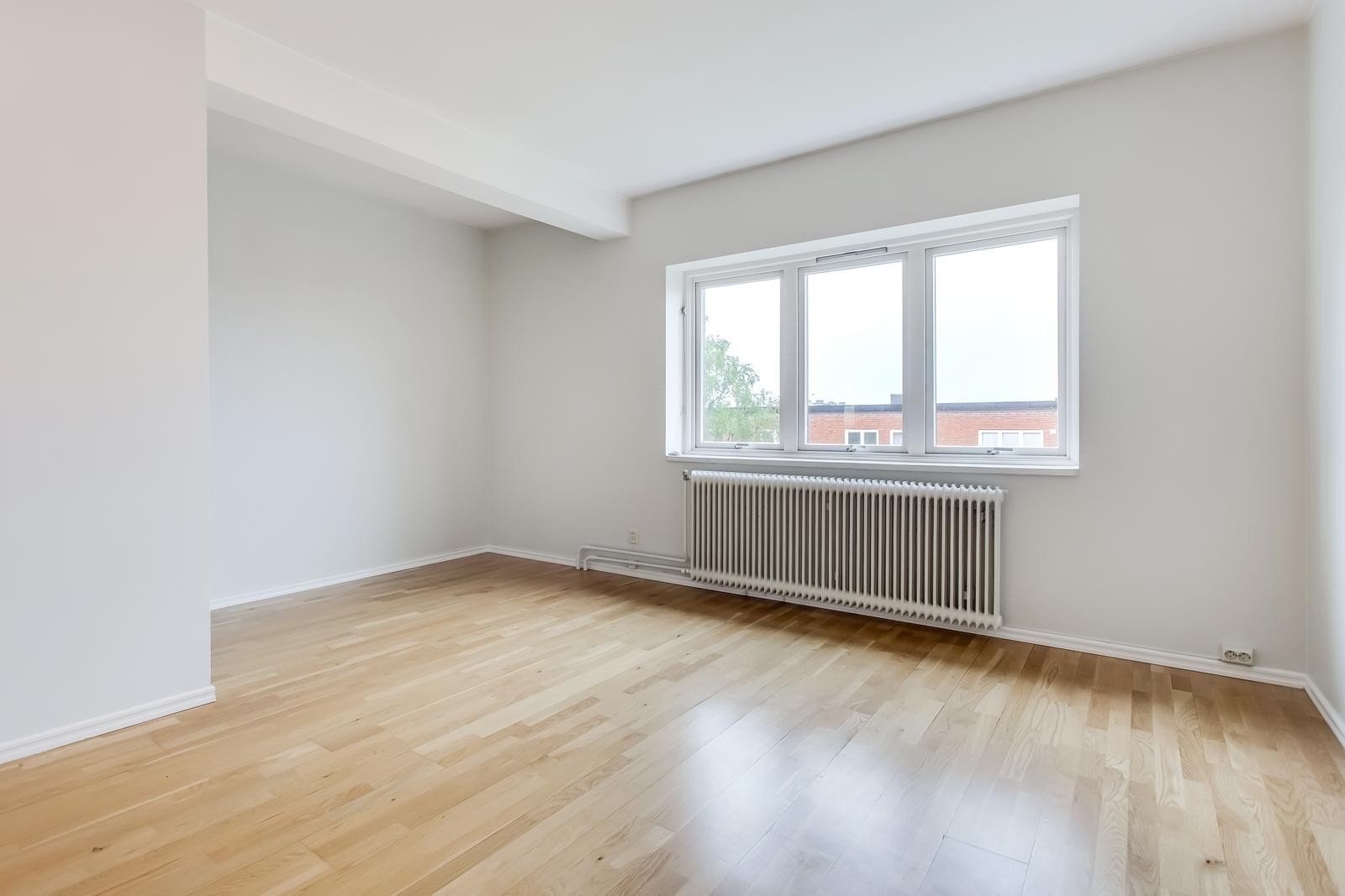 Stor stue med plass til en god sofakrok Galleribilde