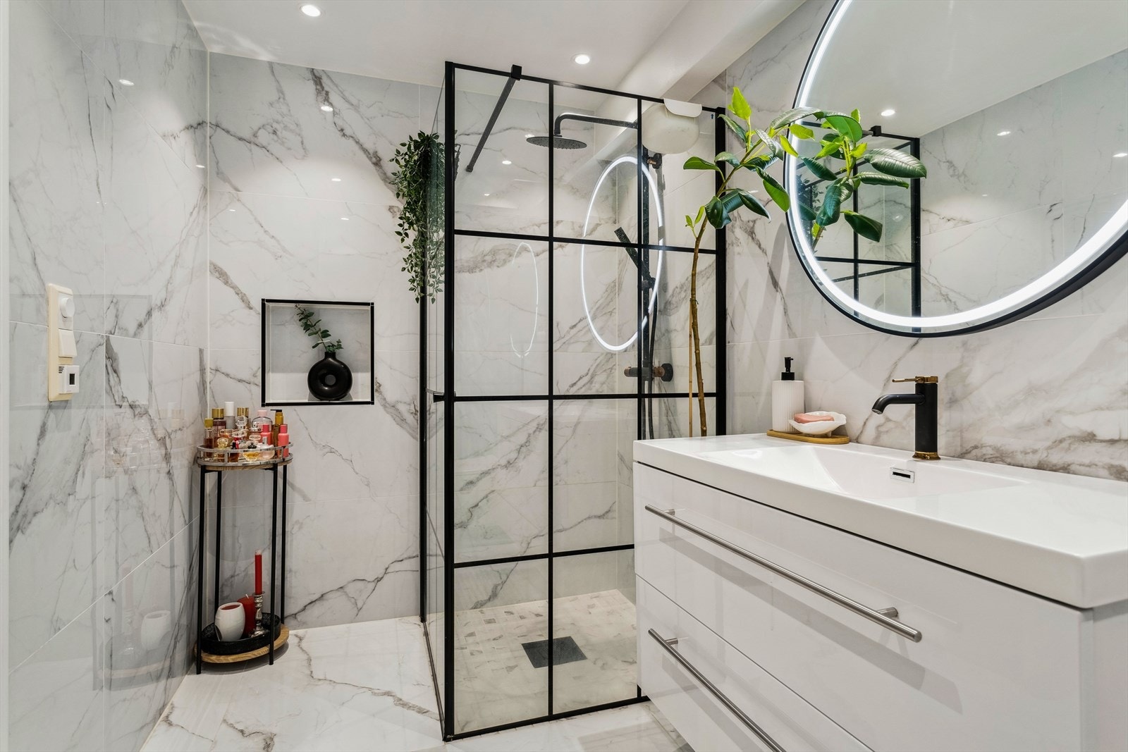 Det er vegghengt toalett og servantskap med god oppbevaringsplass. Galleribilde