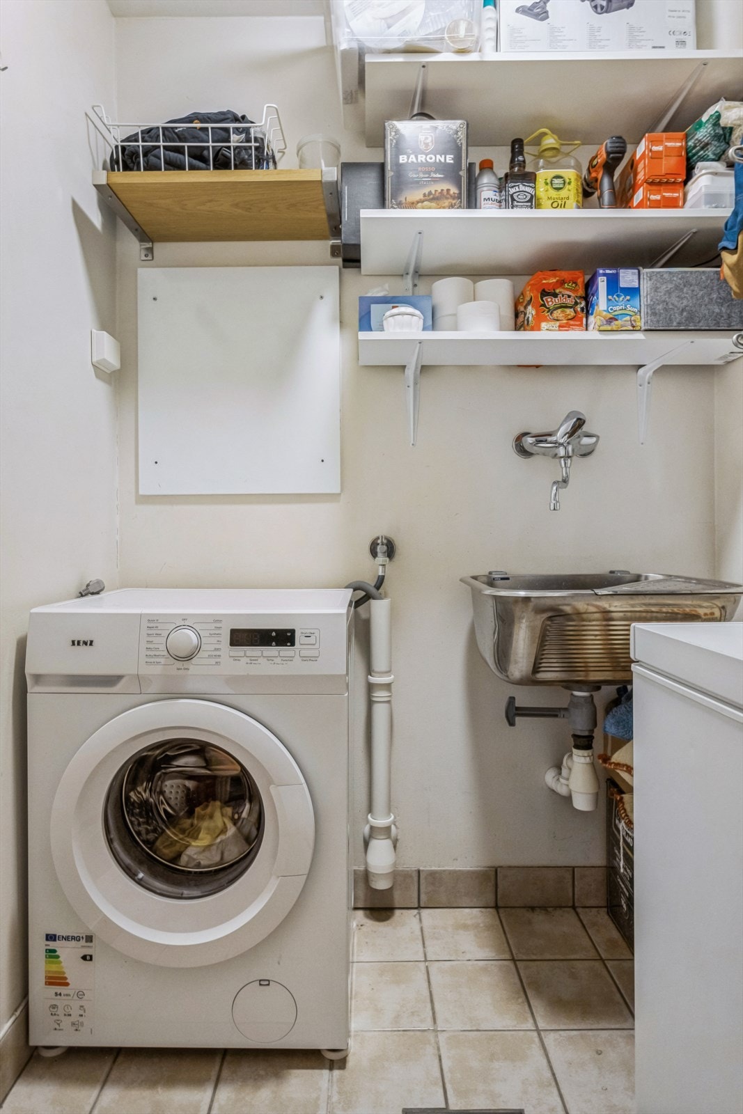 Vaskerommet gir fleksible løsninger med opplegg for vaskemaskin og skyllekum. Galleribilde