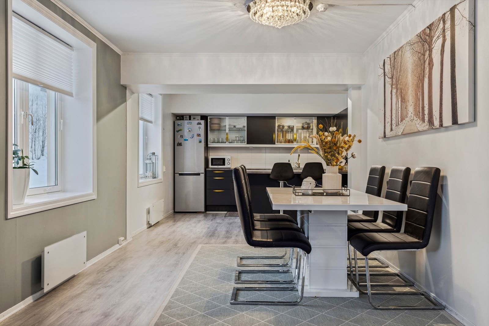 Den romslige stuen har store vindusflater som slipper inn rikelig med dagslys. Galleribilde