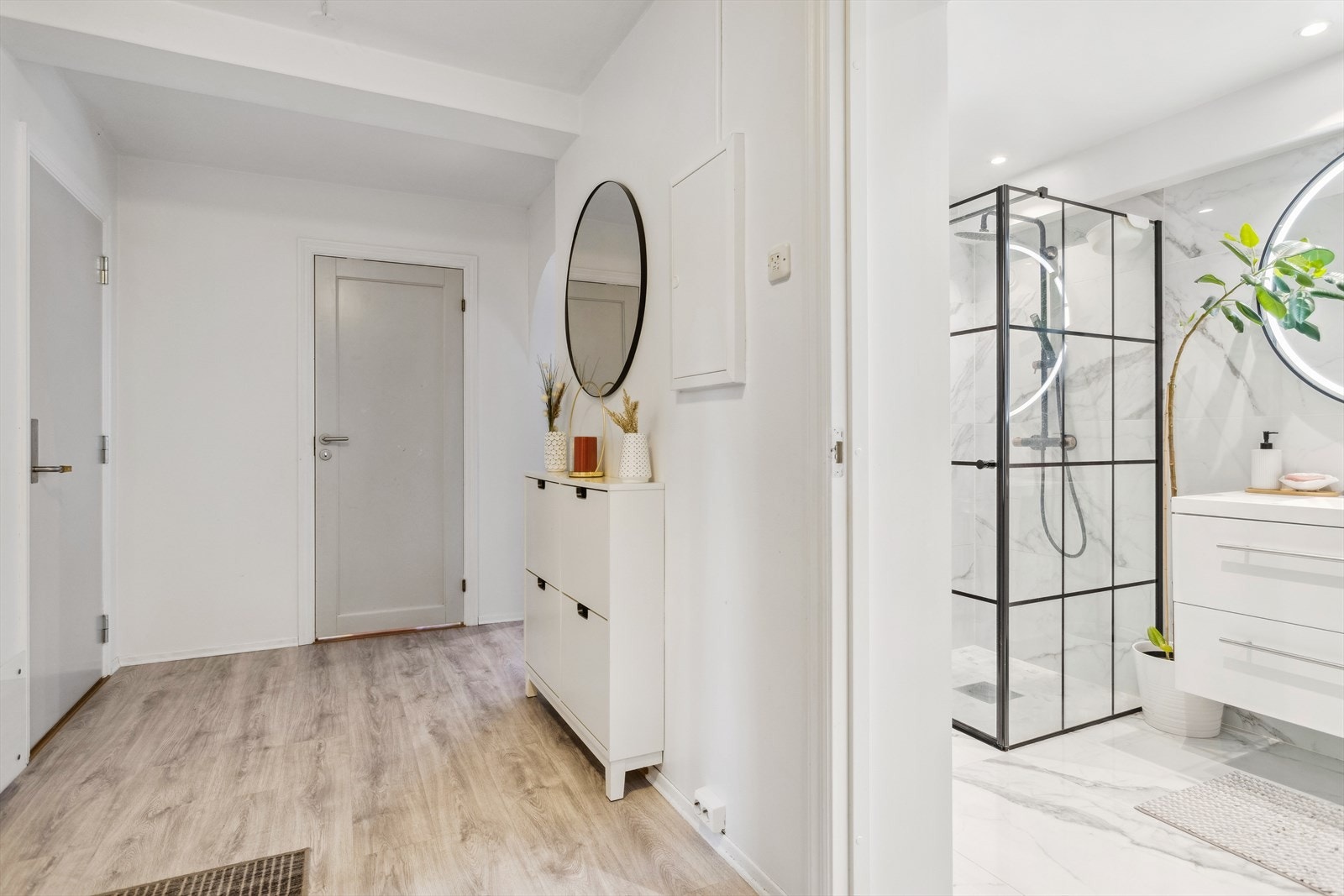 I entreen er det lagt til rette for oppbevaring av yttertøy med garderobeskap. Galleribilde