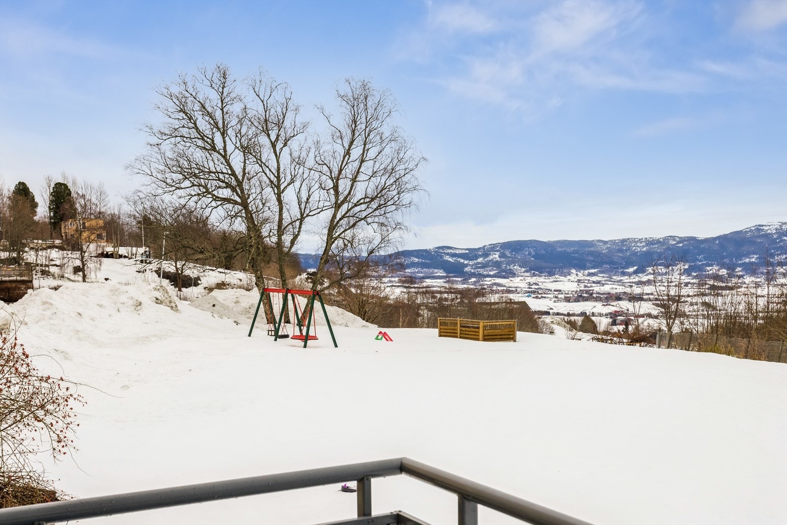 På den på ca. 7 m² store balkongen kan du nyte solen fra morgen til kveld, samt en landlig utsikt. Galleribilde