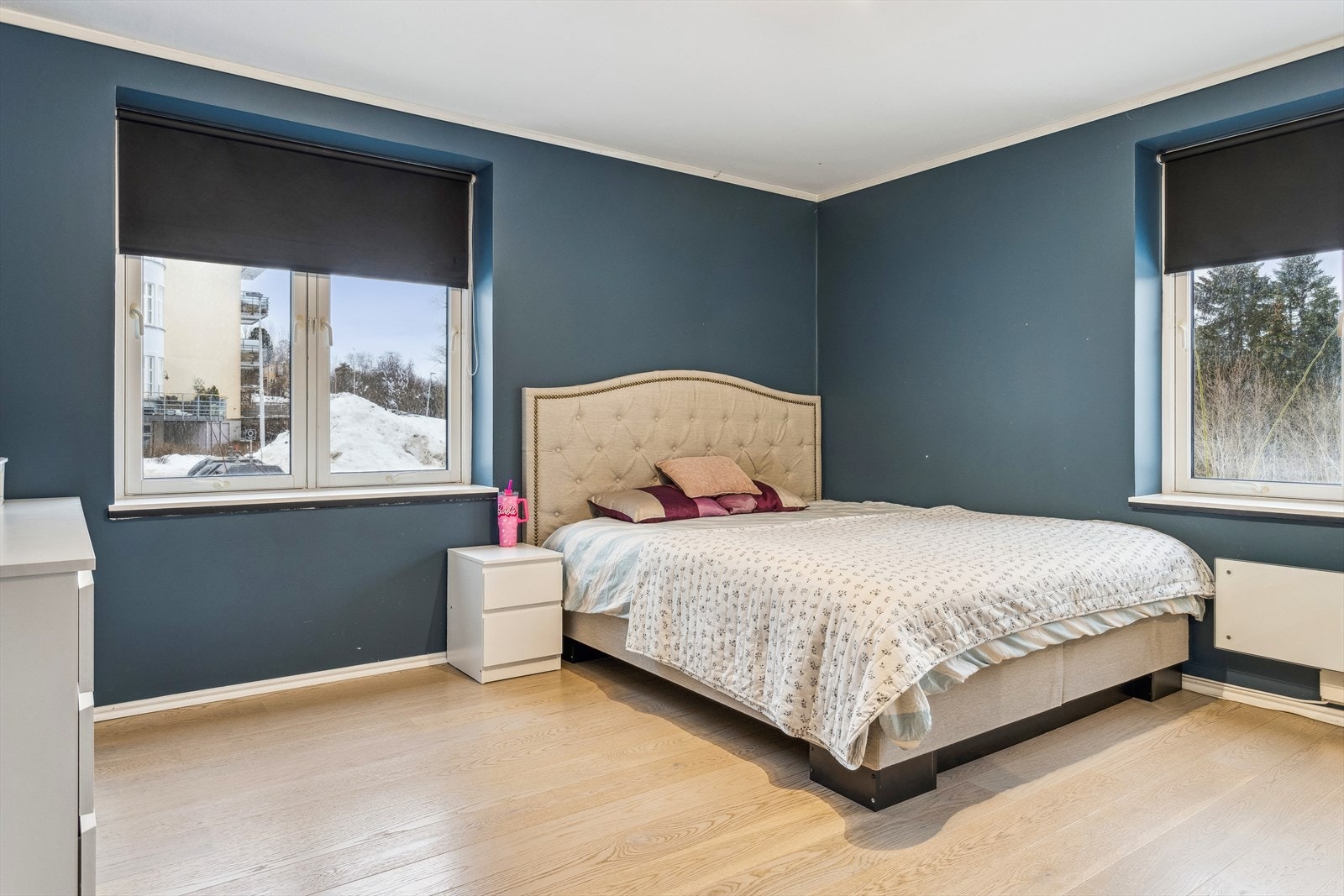 Leiligheten har to lyse og romslige soverom med plass til dobbeltseng og garderobeløsninger. Galleribilde