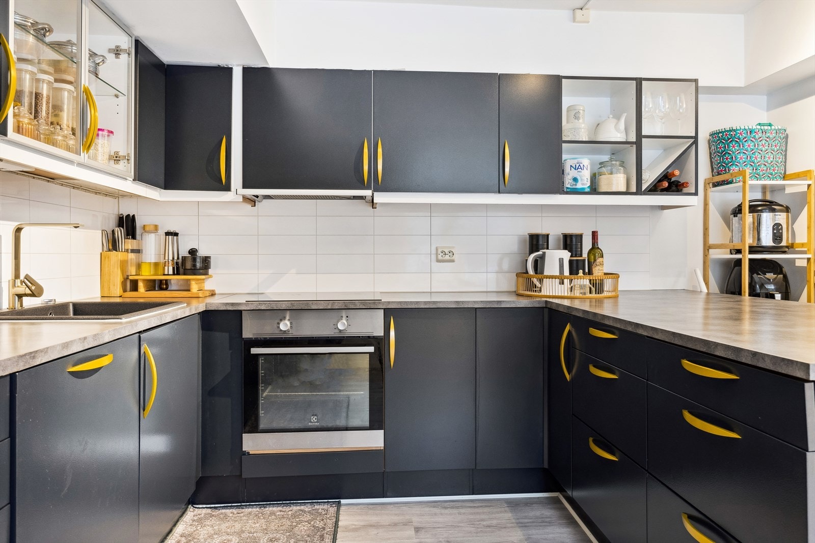 Det er godt med oppbevaringsplass integrerte hvitevarer som platetopp, stekeovn og oppvaskmaskin. Galleribilde