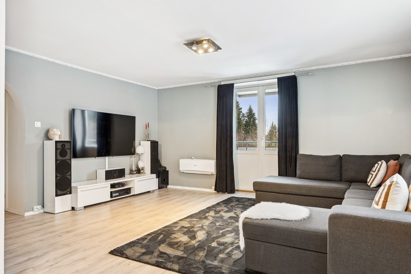 Varmepumpe i oppholdsrom og elektrisk gulvvarme på bad sørger for god oppvarming i boligen. Galleribilde