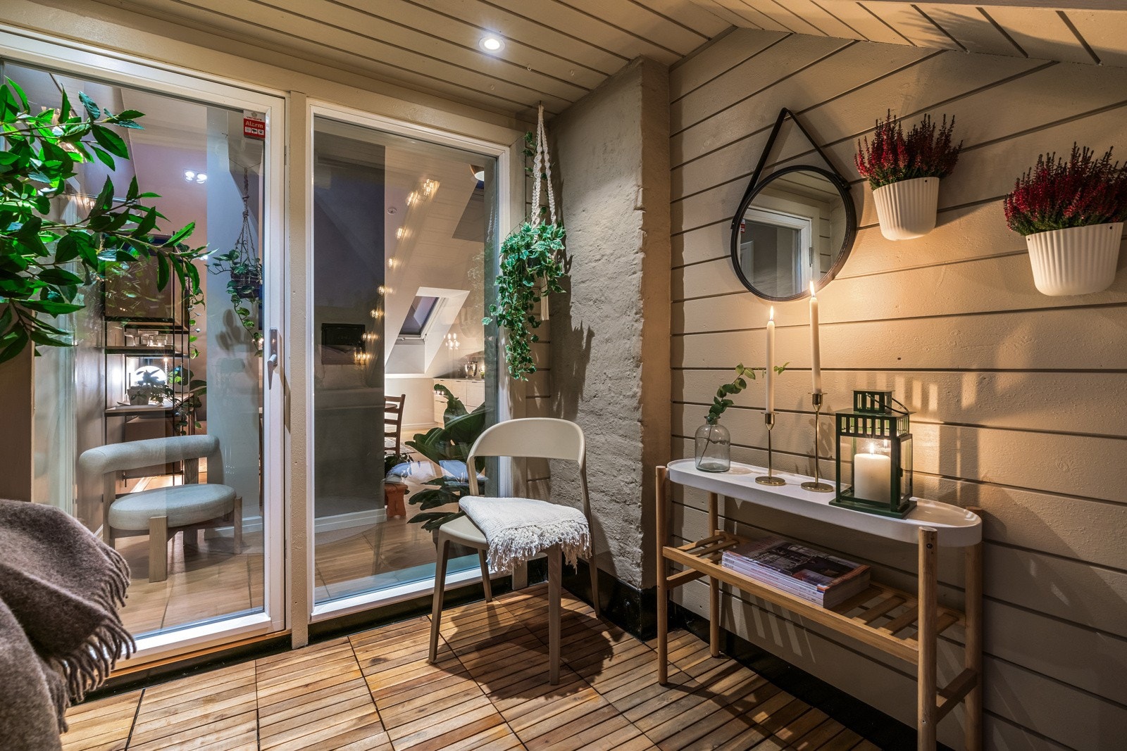 Gulvet er utstyrt med varmekabler, og balkongen har downlights, terrassevarmer og fjernstyrt markise. Galleribilde