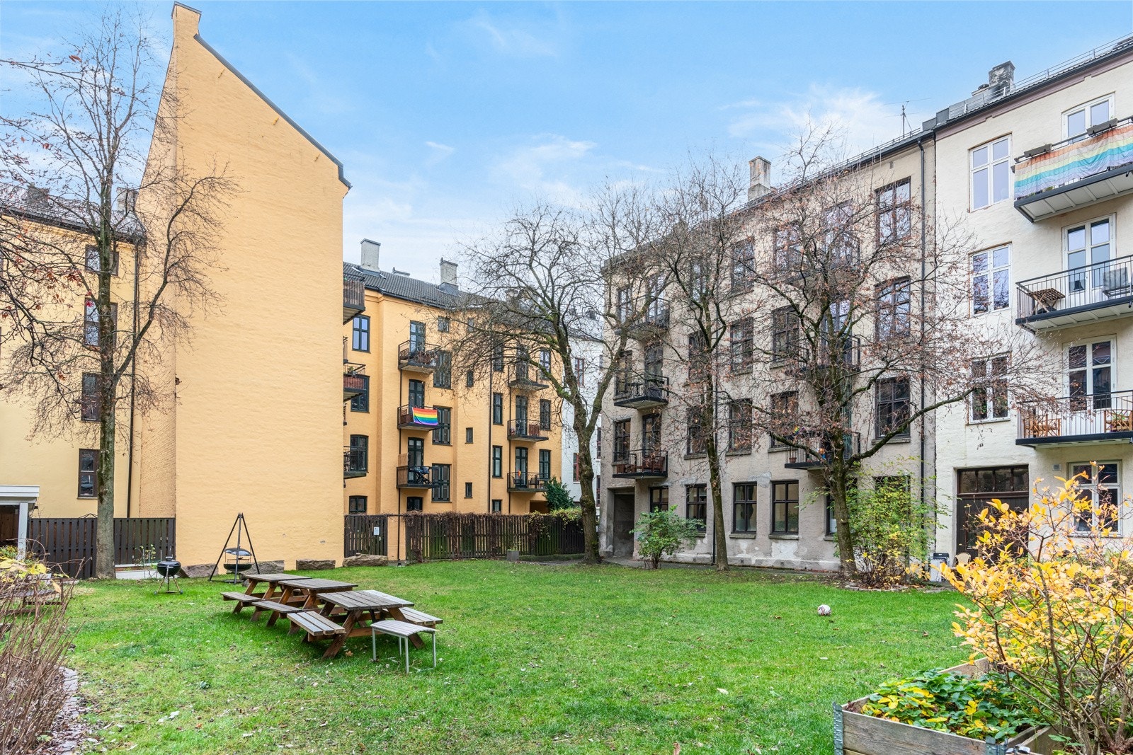 Sameiere har tilgang til en skjermet bakgård med grill, høye trær, sykkelparkering og en stor gressplen for lek. Galleribilde