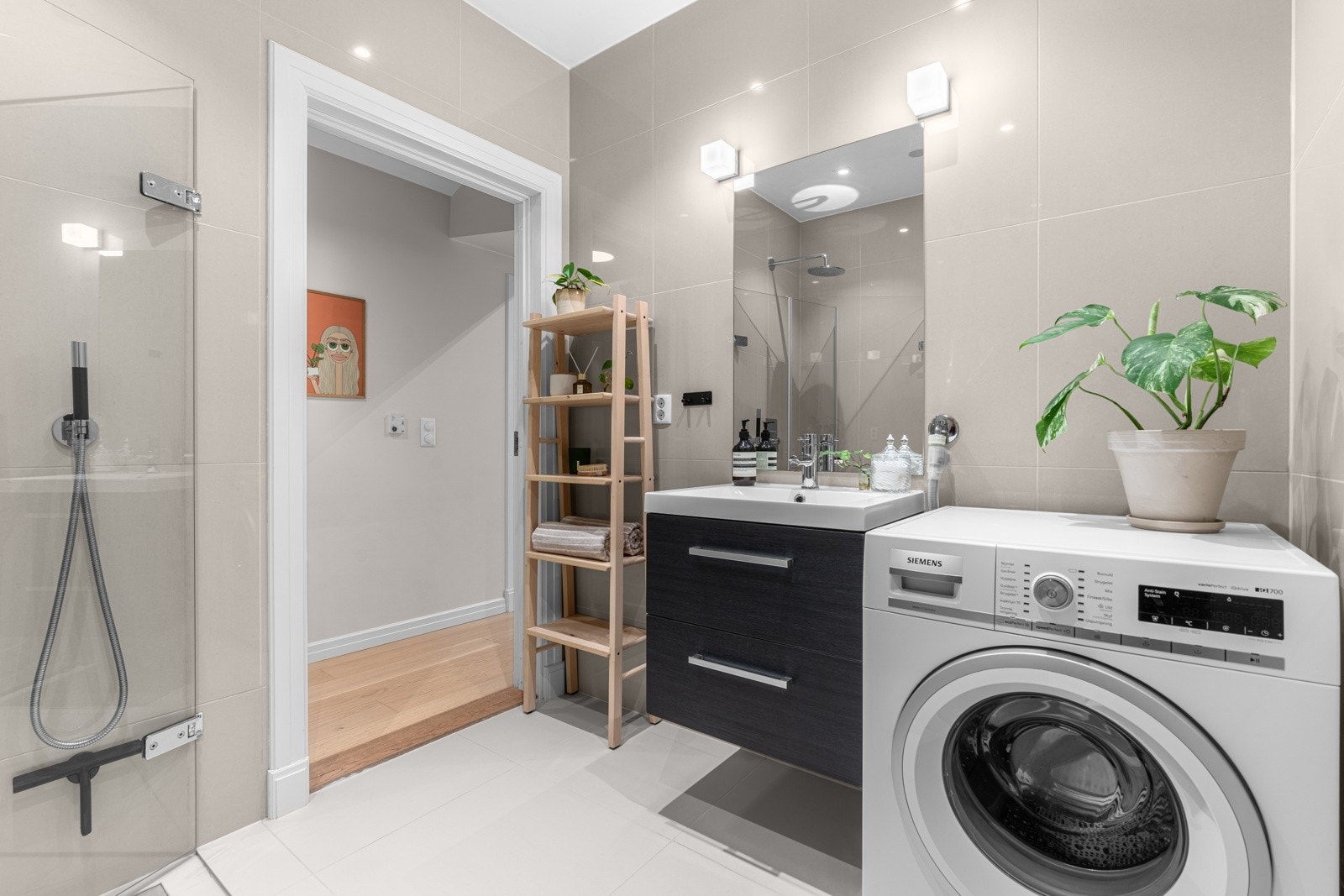 Innfelt i himlingen er det downlights, og badet har varmekabler, vegghengt toalett og opplegg for vaskemaskin. Galleribilde