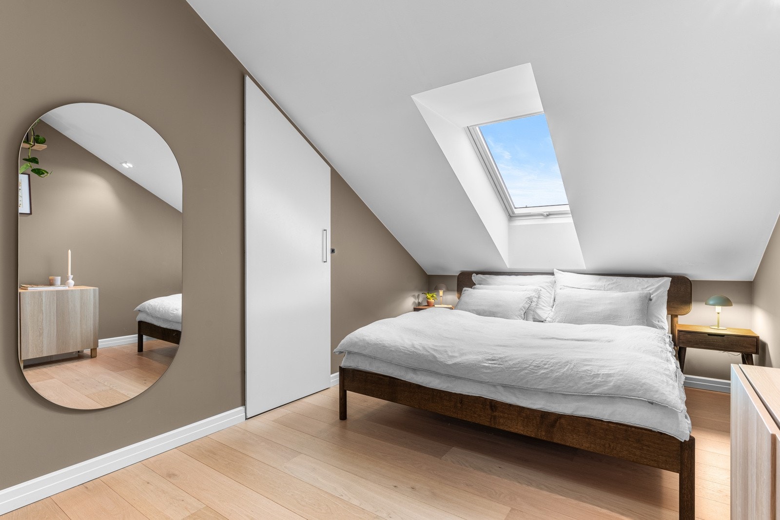 Hovedsoverommet er av god størrelse med plass til dobbeltseng og tilhørende møblement. Galleribilde