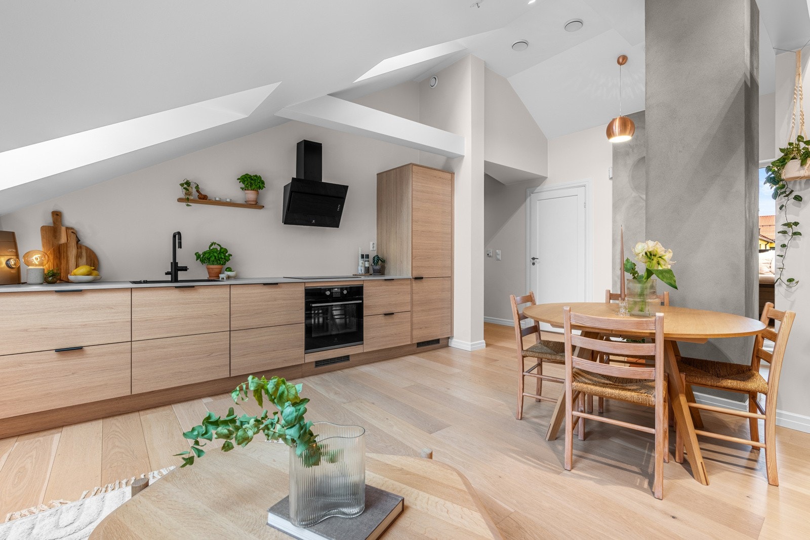 Stuen og kjøkkenet danner et åpent allrom, der lyset strømmer inn via store vindusflater. Galleribilde