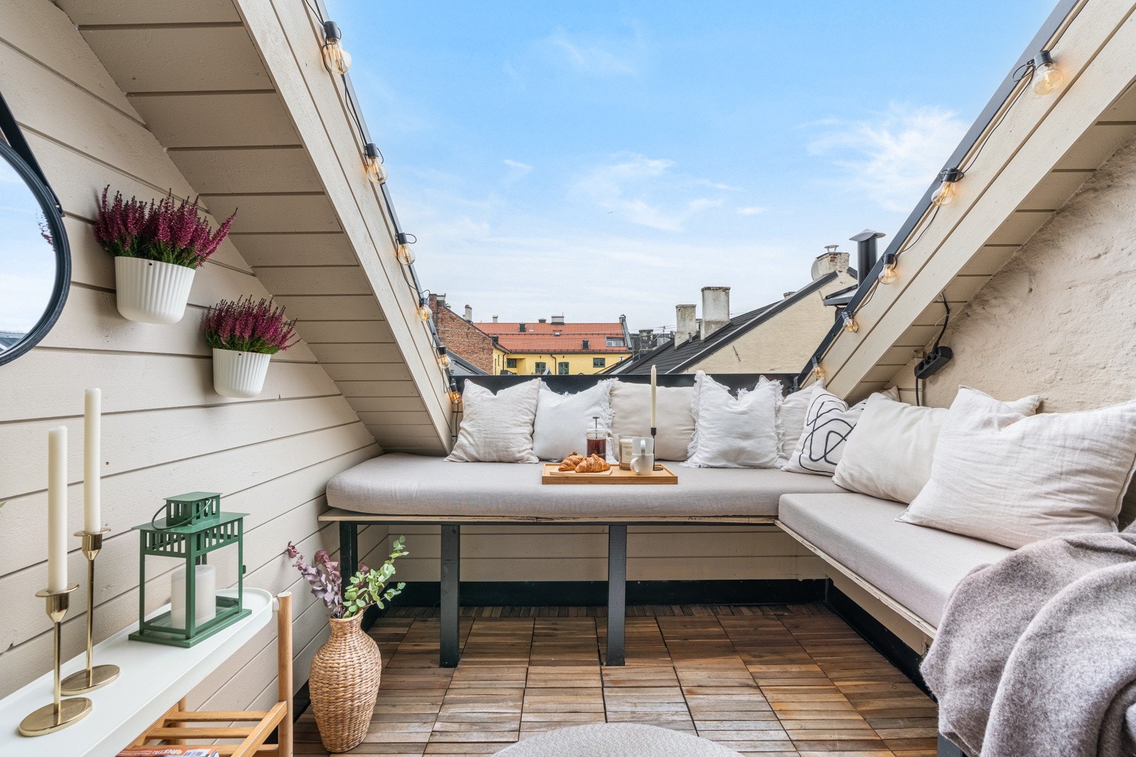 En plassbygd sittebenk er etablert i en smart L-form, og om ønskelig er det plass til ytterligere møblement. Galleribilde