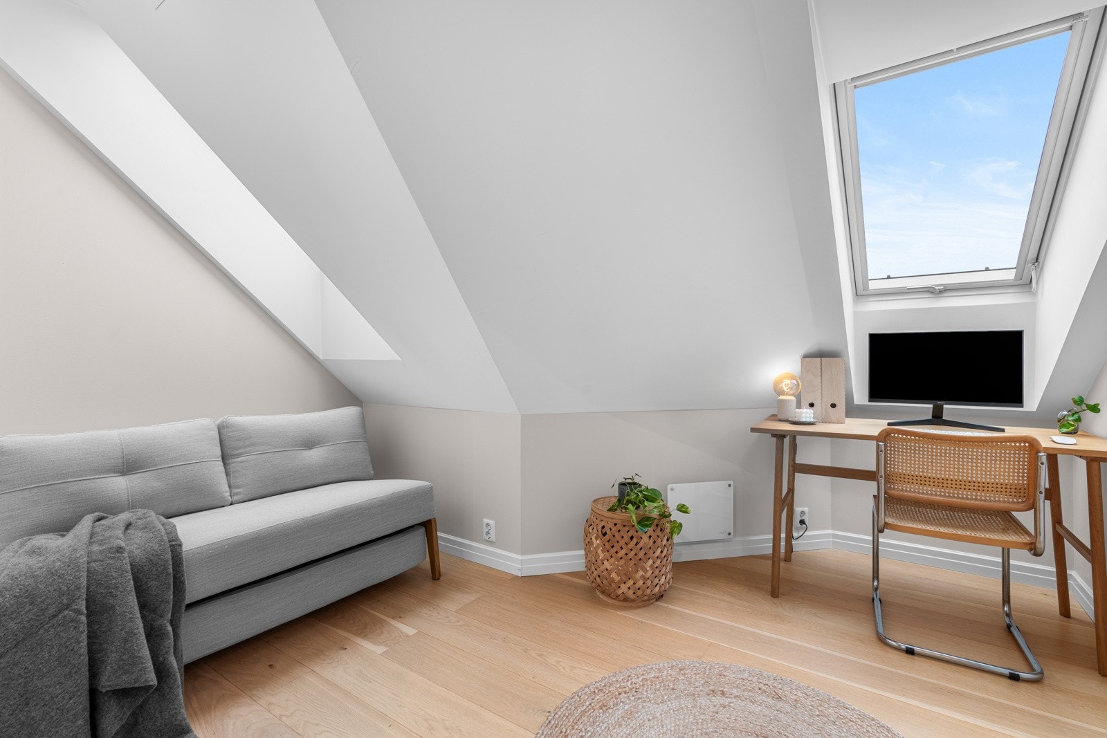 Soverom II. Rommet har god plass til seng eller en sovesofa, samt kontorpult og garderobeløsning. Galleribilde