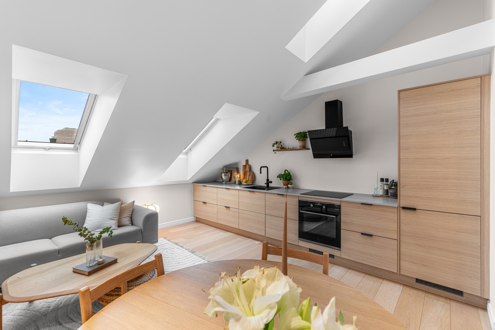 Kjøkkenet er dypere enn normalt (XL skuffer) for ekstra oppbevaring, benkeplass og dypere skuffer. Galleribilde