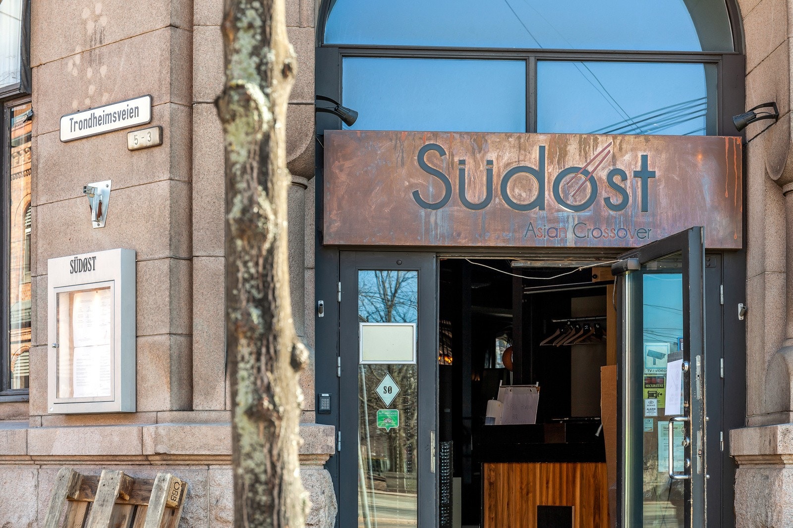 Grünerløkka er kjent for sitt uteliv med noen av Oslo sine mest spennende restauranter og barer som blant annet Südøst, Le Benjamin, Delicatessen, Trattoria Popolare m.m. Galleribilde