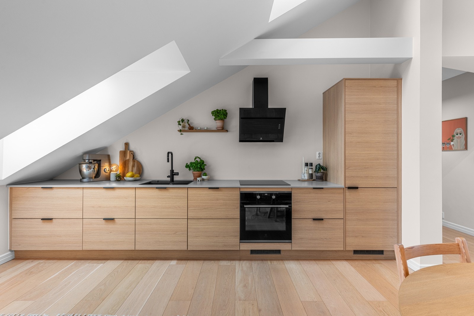 Alle hvitevarene er integrerte, bestående av platetopp, stekeovn, kjøl/frys og oppvaskmaskin. Over kokesonen har kjøkkenet en stilig ventilator i sort utførelse. Galleribilde