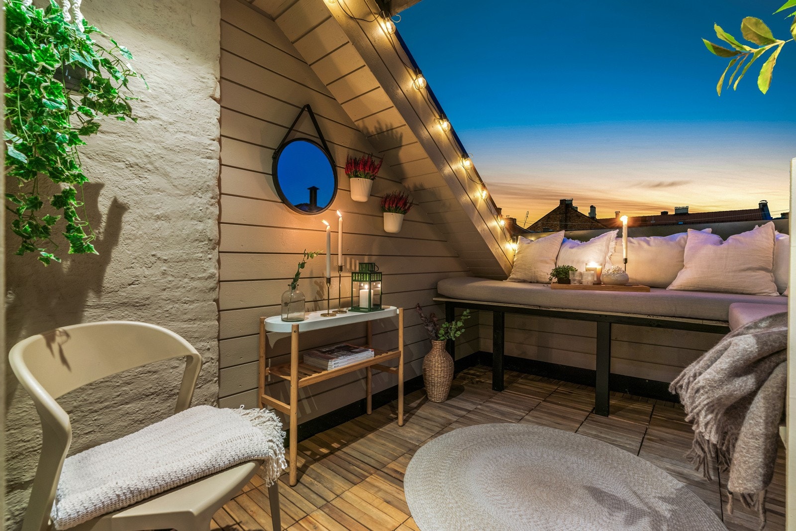 Fra stuen er det utgang til en nordvestvendt og delvis overbygget balkong på ca. 7 kvm. Galleribilde