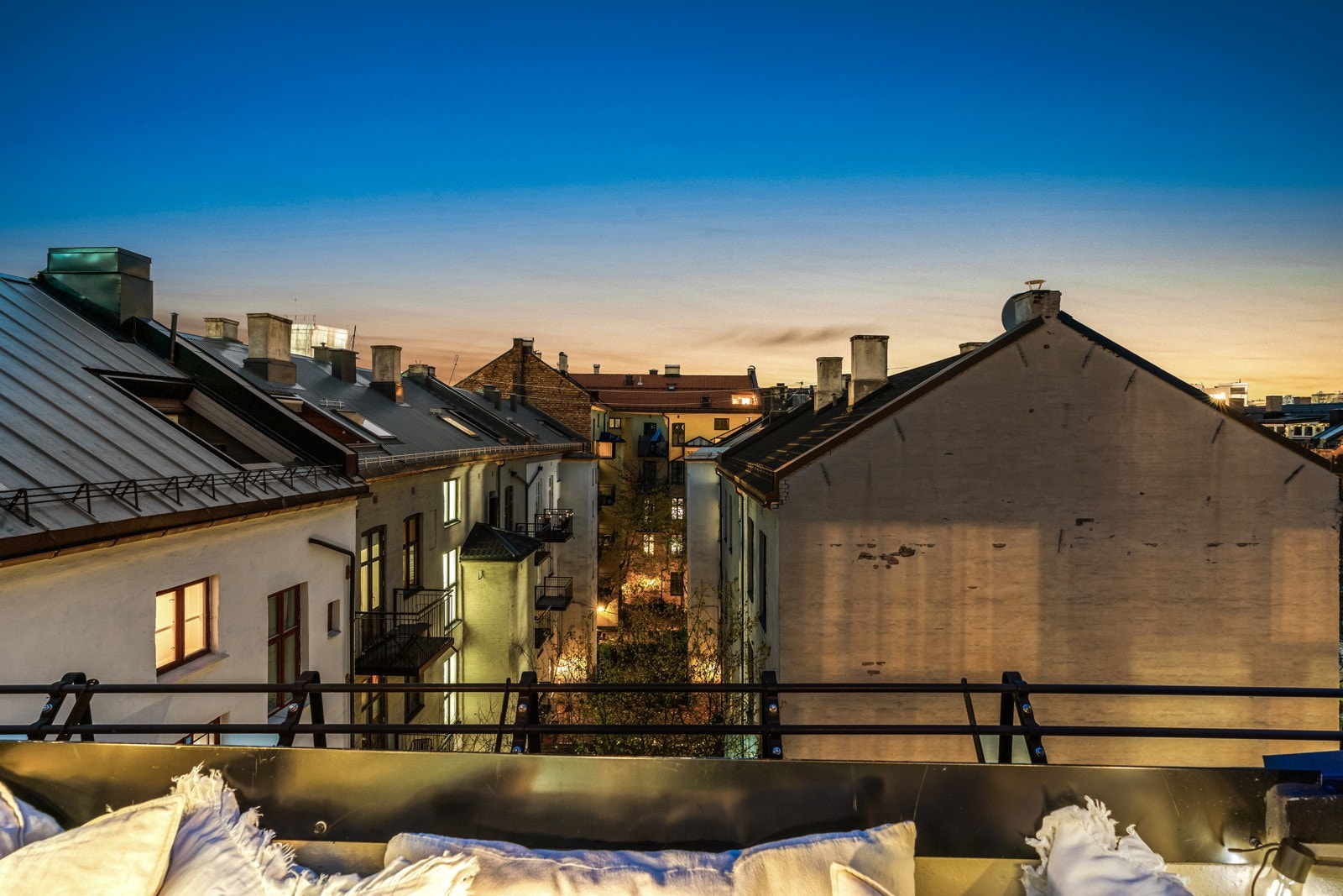 Herfra er det herlig utsyn utover nabolaget, og balkongen oppleves som et usjenert uterom. Galleribilde