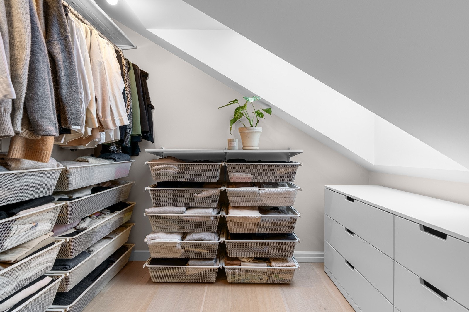 Hovedsoverommet ligger i suiteløsning med et eget walk-in closet, og garderoben har hyller, skuffer og stenger for oppheng. Galleribilde