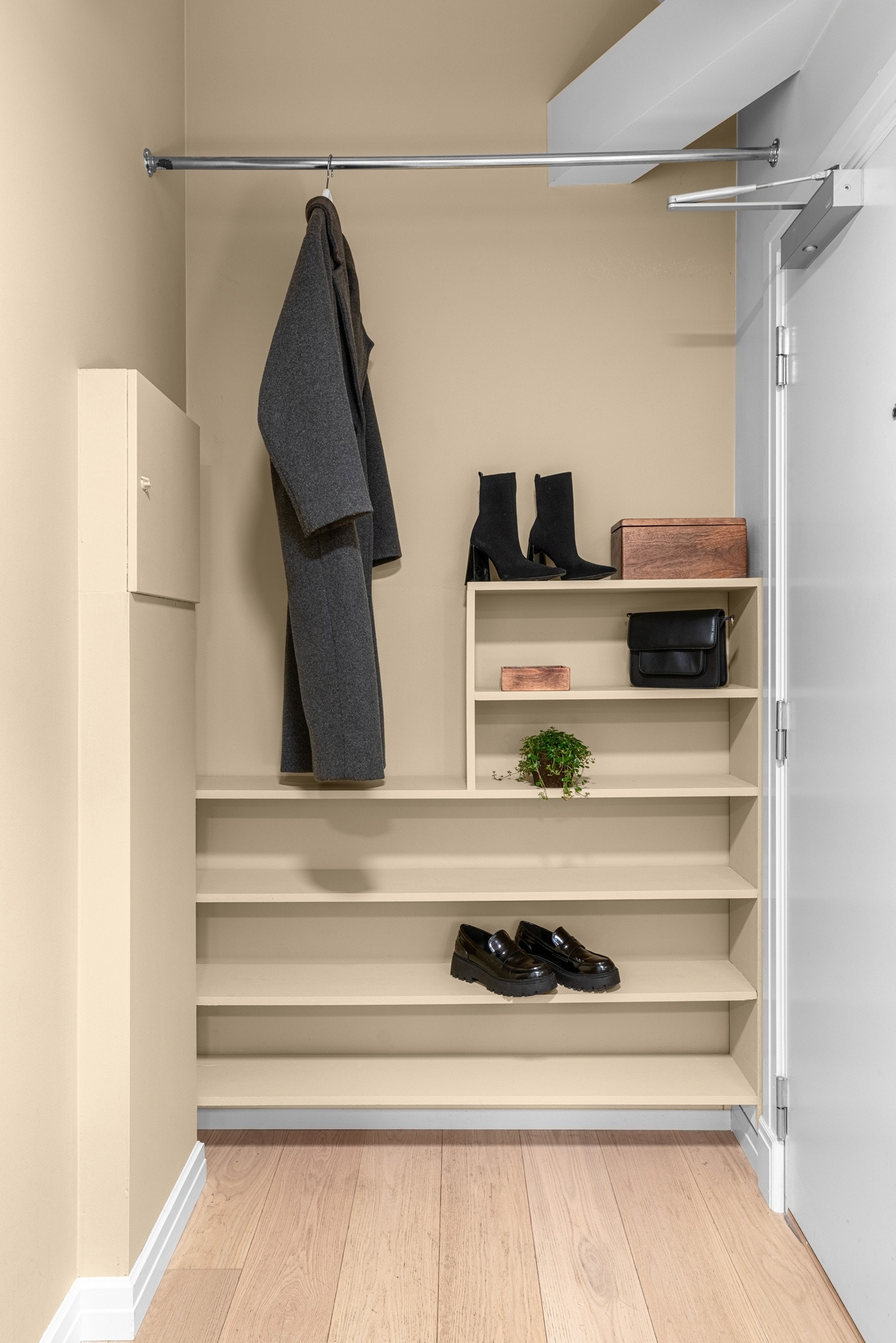 Her er det høyt under taket, og ved inngangsdøren er det plassbygde hyller og en stang for oppheng. Galleribilde