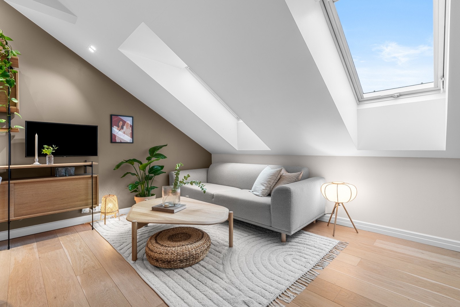 Dagslyset suppleres fint av downlights i deler av himlingen, og 1-stavs parkettgulv kombineres med lysmalte og moderne veggflater. Galleribilde