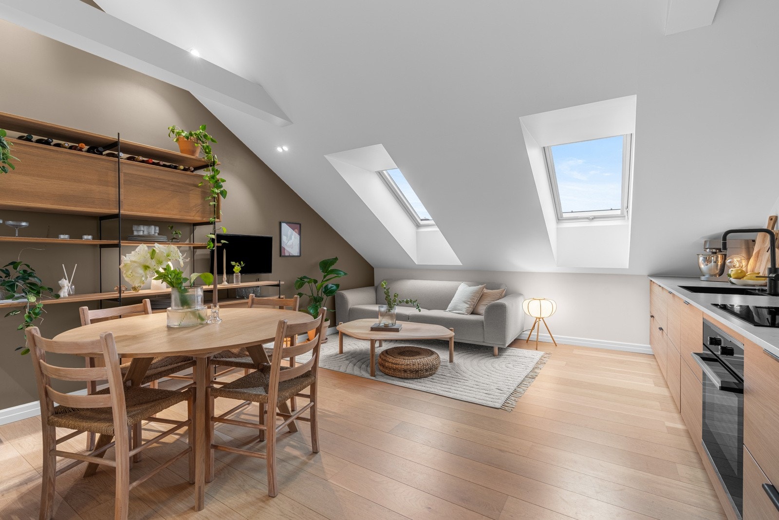 Den gode takhøyden på opptil 3,46 meter gir en herlig romfølelse. Takvinduene slipper inn godt med lys. Galleribilde