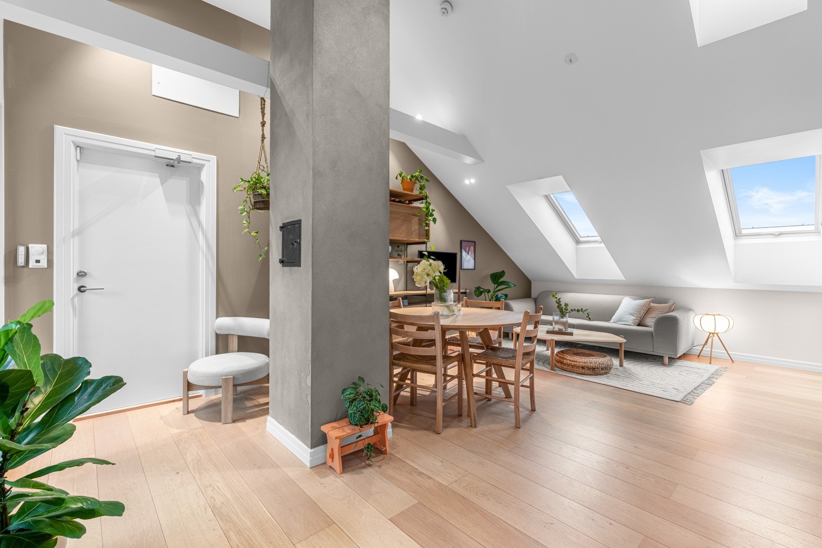 Leiligheten har også en bi-inngang (nødutgang) til stuen via baktrappen (ut til oppgang G). Galleribilde