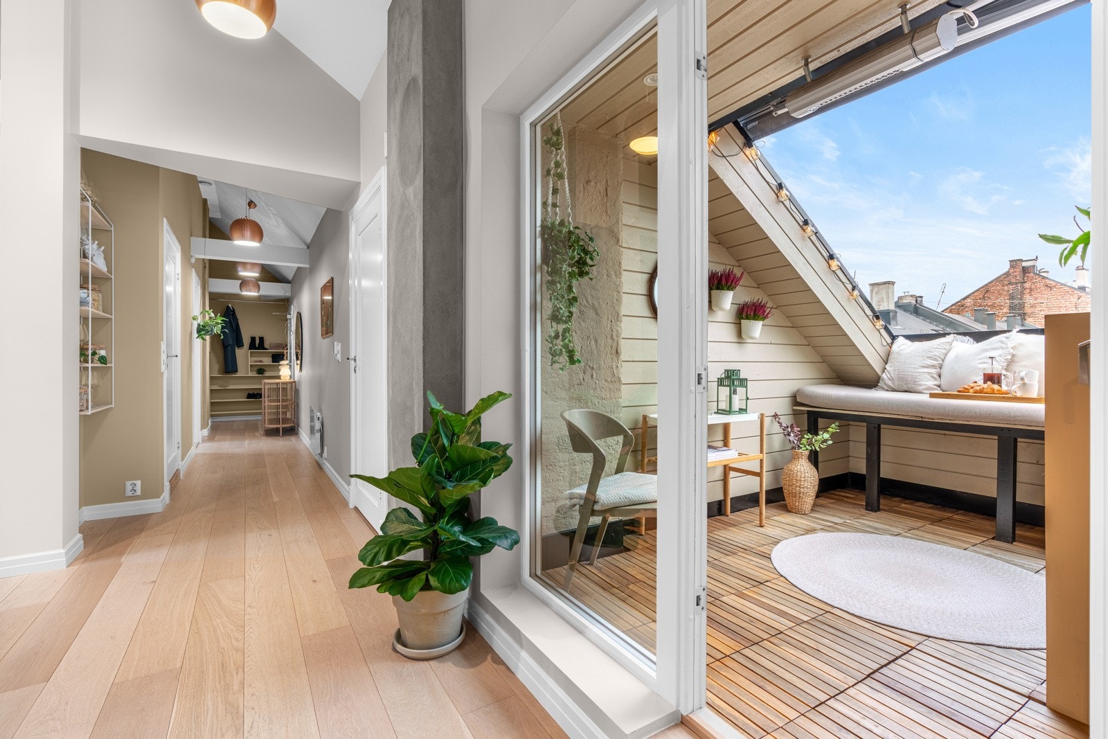 En glassdør fra stuen fører ut til den usjenerte balkongen. I 2022 ble vegger på balkongen malt, og samtidig ble det lagt nye gulvplater. Galleribilde