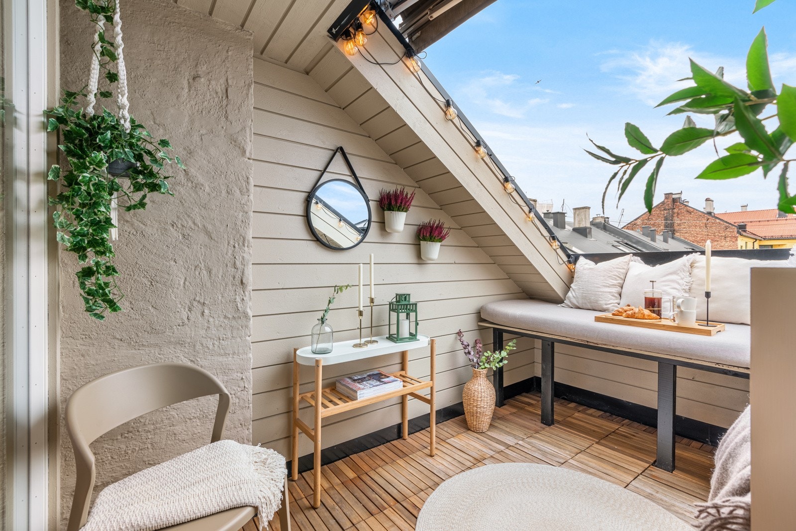 Stilren og moderne 3-roms loftsleilighet med 71 kvm gulvareal. Solrik balkong, god takhøyde og nytt kjøkken i 2021. Galleribilde