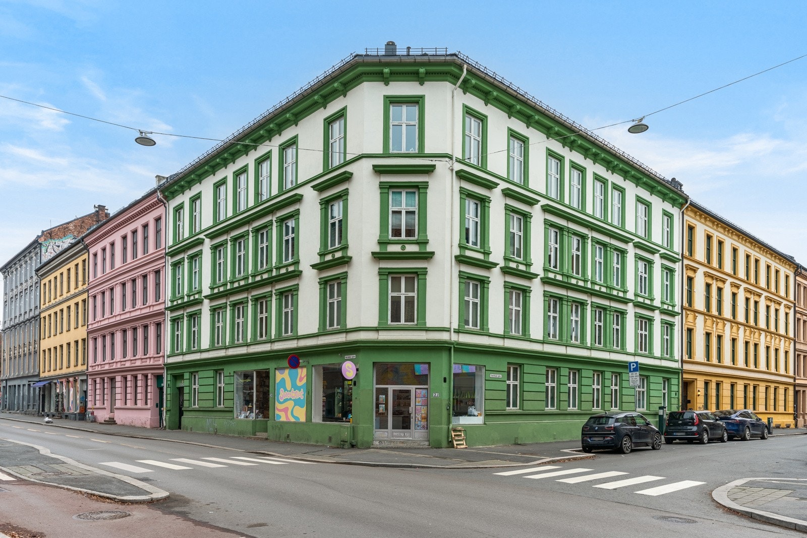 Bygården er fra 1895, og beliggenheten er meget sentral i et urbant og svært sentralt område på populære Grünerløkka. Galleribilde