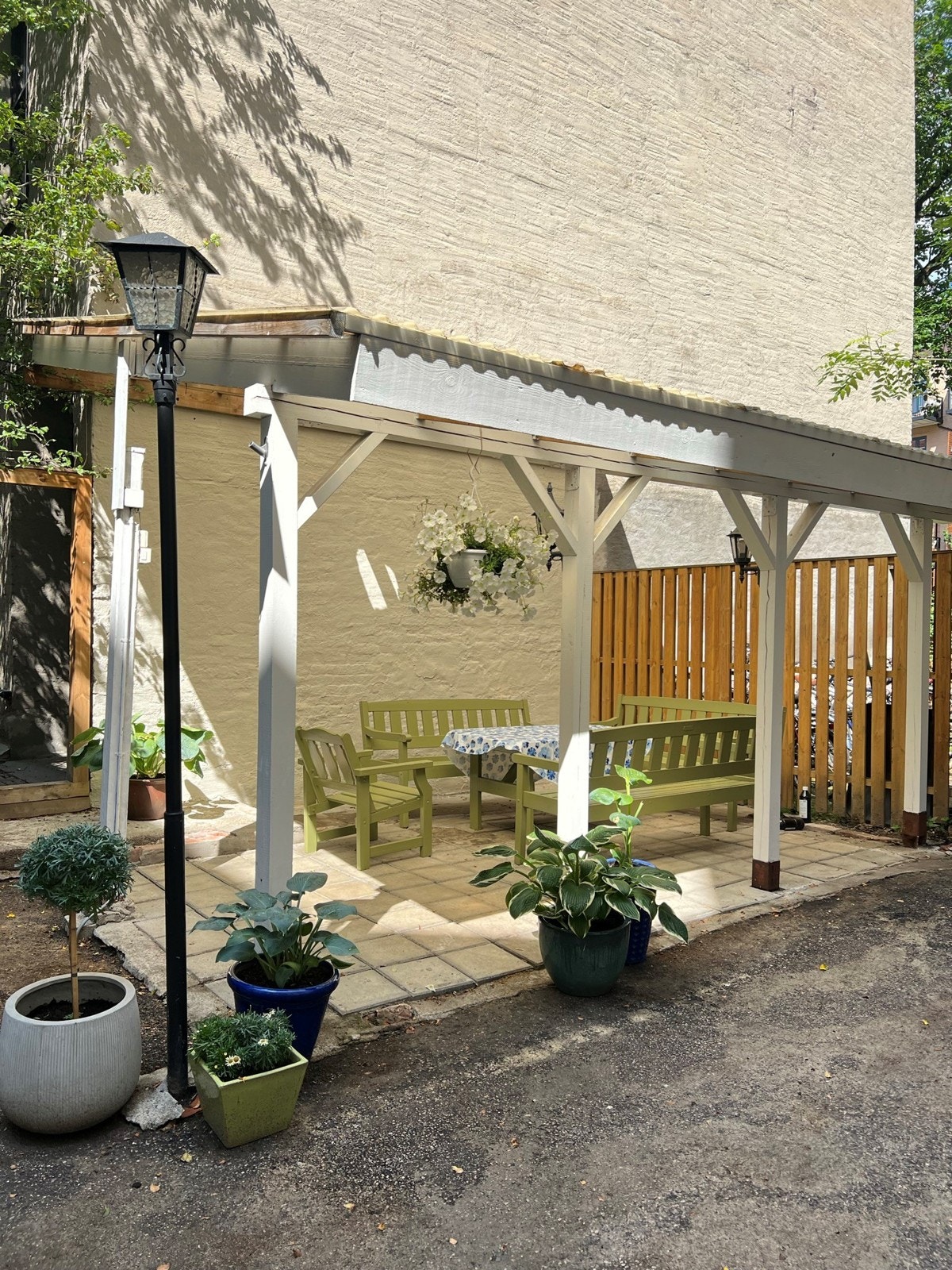 Her er det flere sittegrupper og en koselig overbygd uteplass til felles anvendelse. Galleribilde