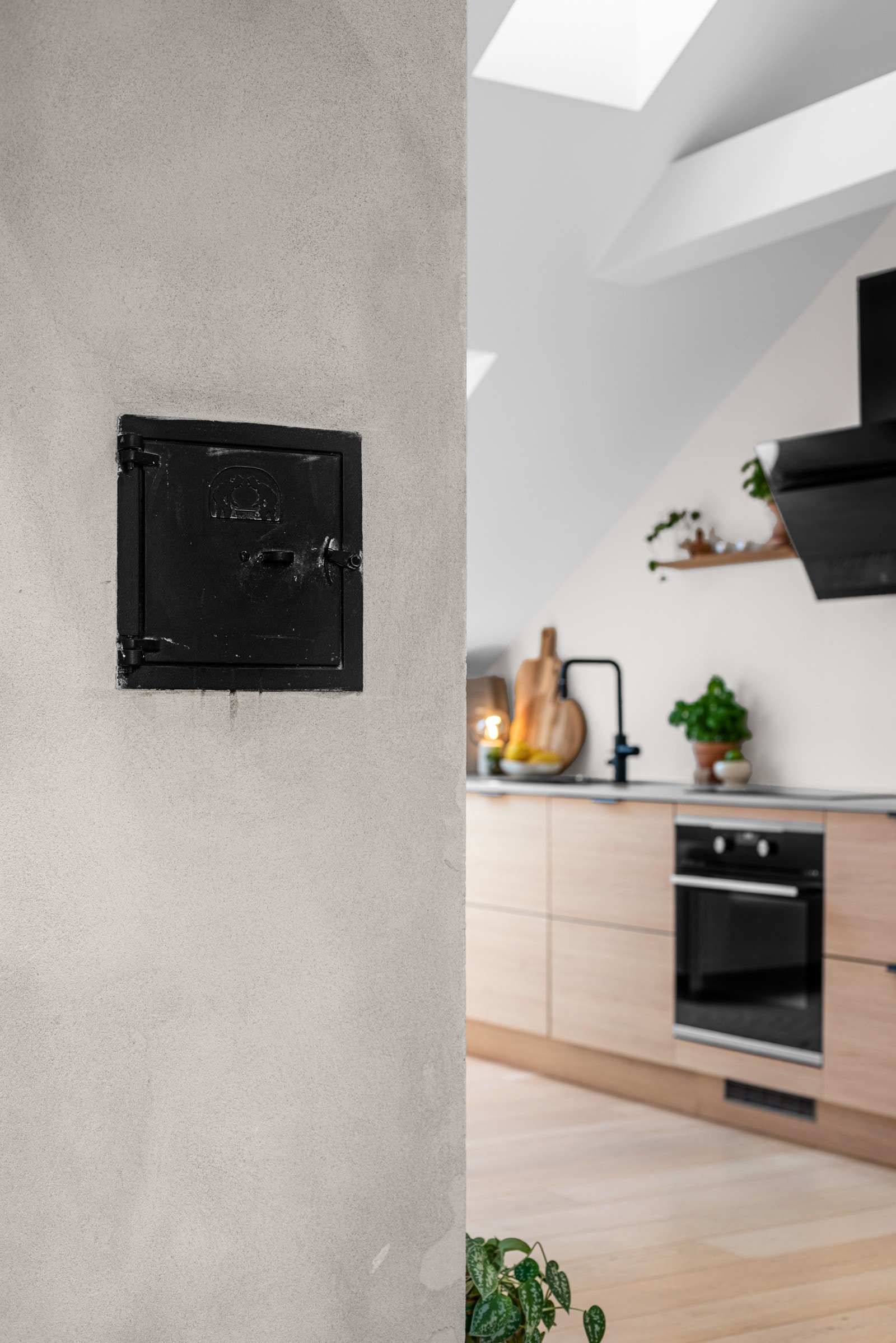 Stuen har et pipeløp klargjort for ildsted, og pipen ble kontrollert av fagfolk i 2022 uten anmerkninger. Galleribilde