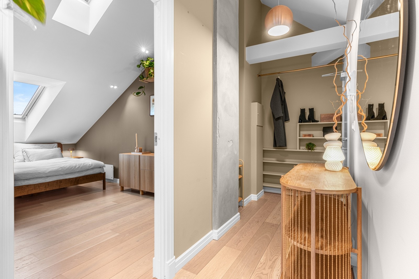 Vel inne gir entreen et godt førsteinntrykk med 1-stavs parkettgulv og veggflater malt i en dus nyanse. Galleribilde