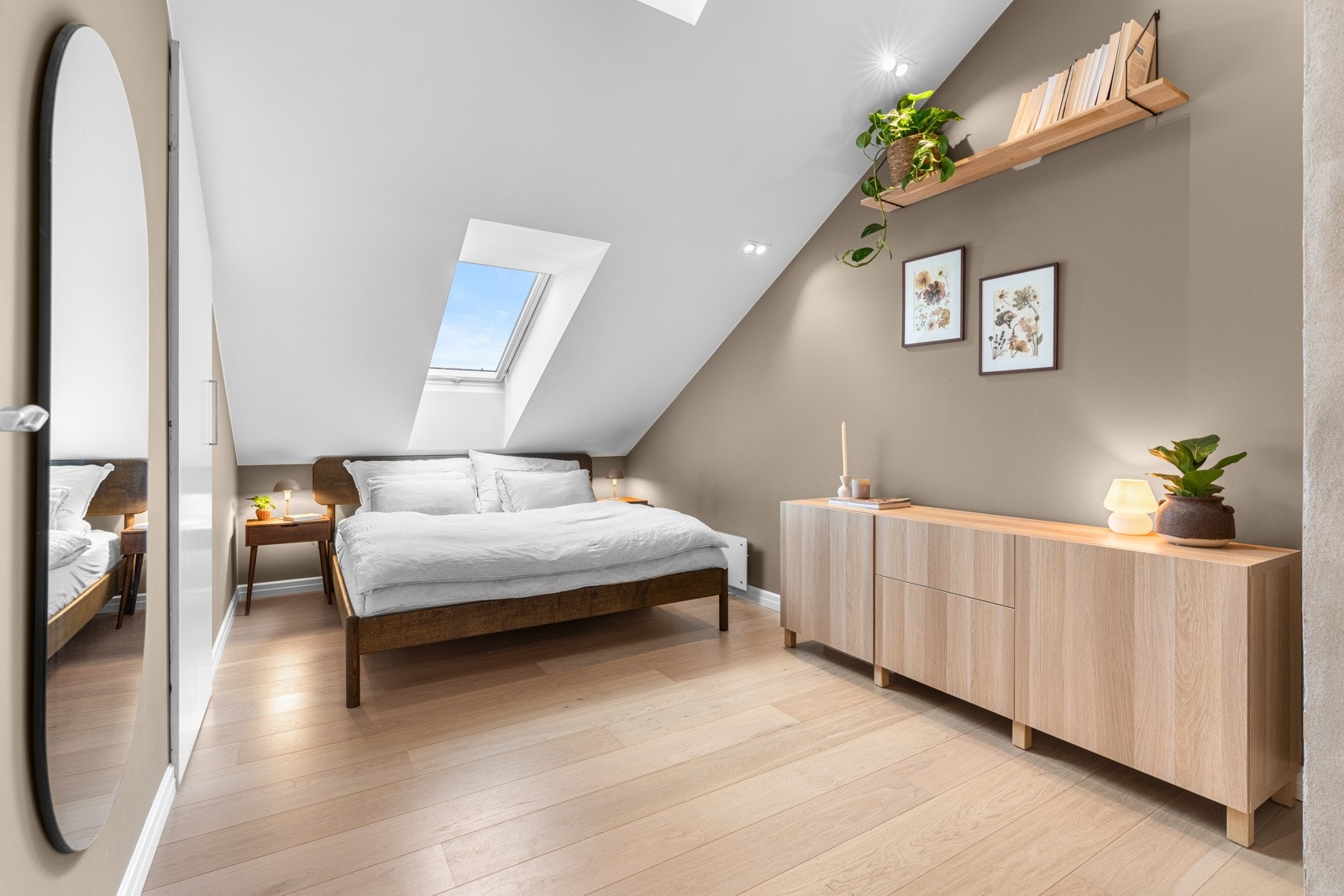 Planløsningen byr på to stilfulle soverom med 1-stavs parkettgulv og duse farger for en behagelig atmosfære. Galleribilde