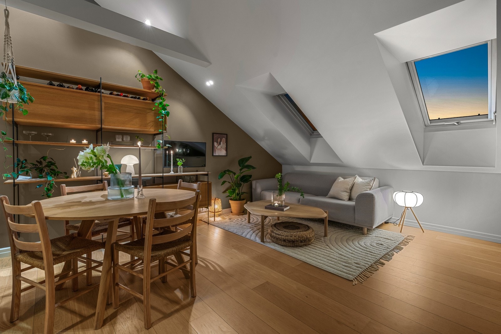 Det er innvendig solskjerming og utvendig varmedempende screens på de fleste vinduer. Galleribilde