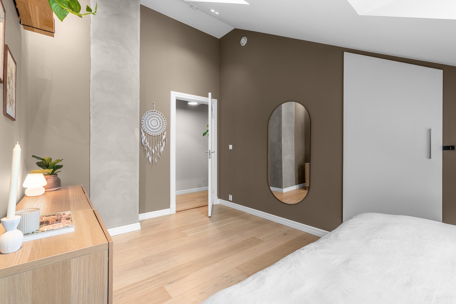 Begge soverommene har skråhimling med ekstra takhøyde. Galleribilde