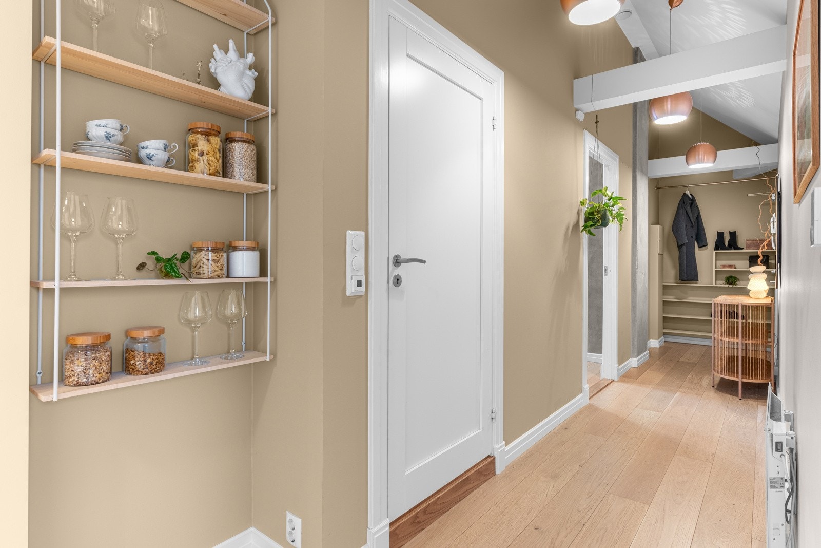 Det er et balansert ventilasjonsanlegg fra 2015 i leiligheten. Filter er skiftet halvårlig av eier, sist i oktober 2024. Styringspanelet ble byttet i 2023. Galleribilde