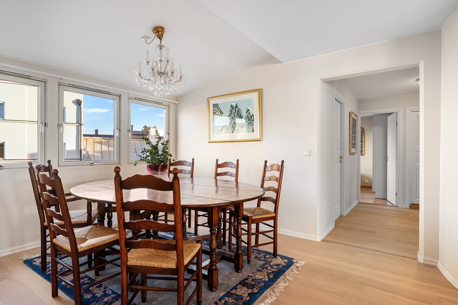 Romslig spisestue med plass til spisebord av god størrelse. Galleribilde