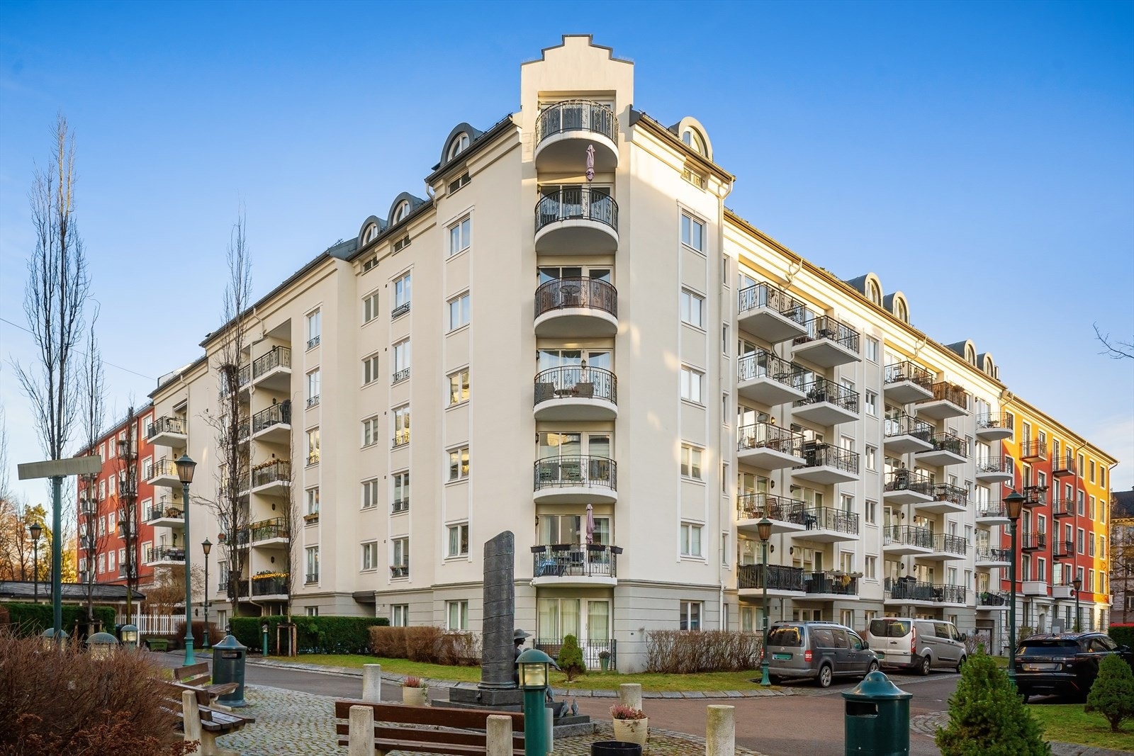 Leiligheten ligger i en gård med flott fasade og vender ut mot et rolig område som er lukket av med bom for bilkjøring. Galleribilde