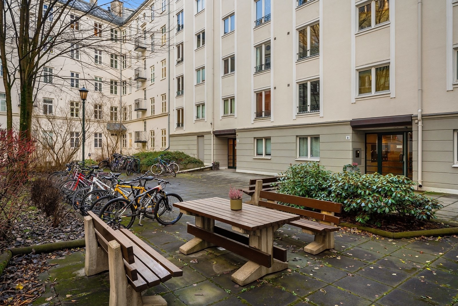 Felles sittegrupper og sykkelparkering. Galleribilde