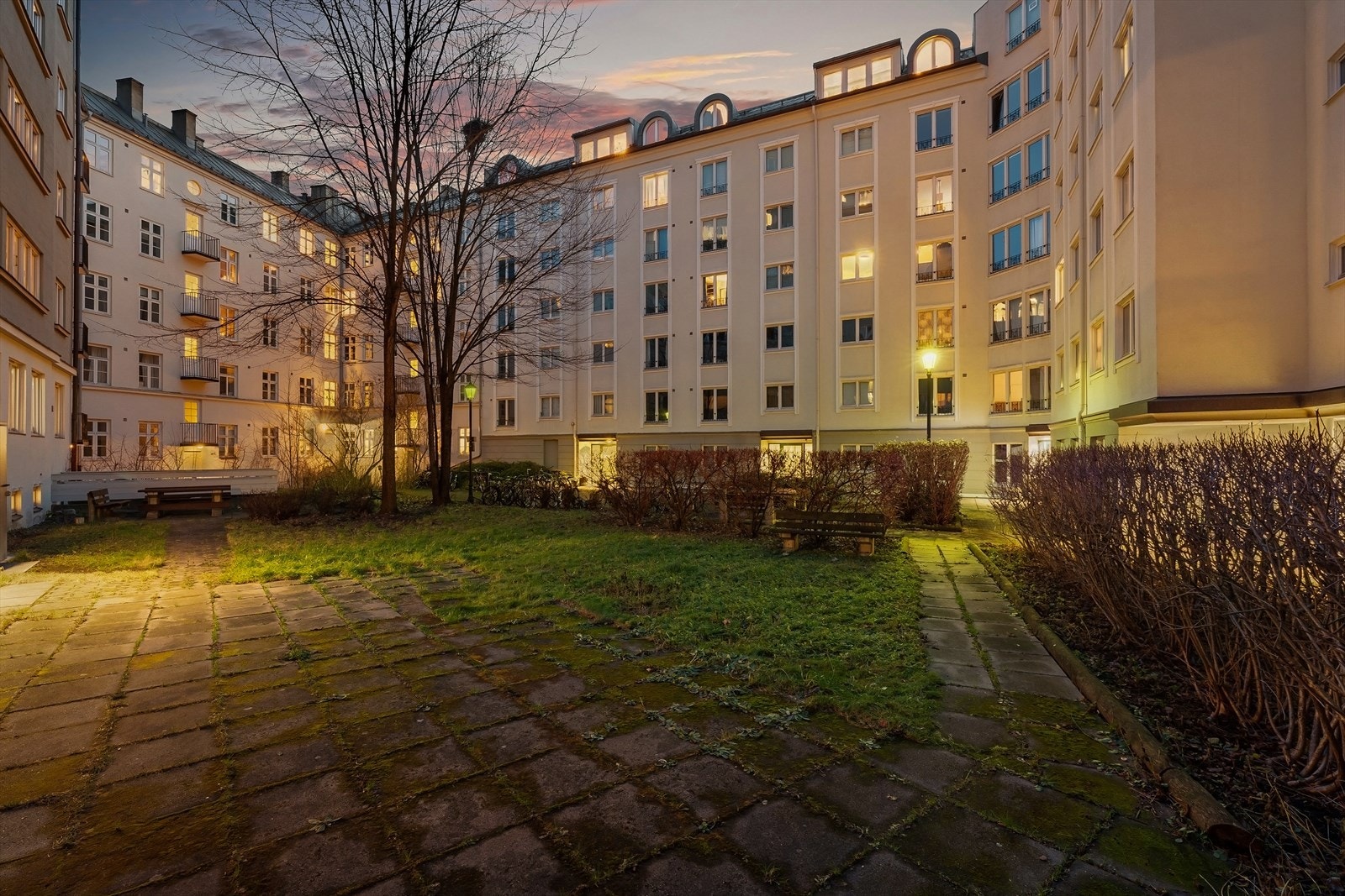 Skjermet bakgård med adkomst via låste inngangsdører. Galleribilde