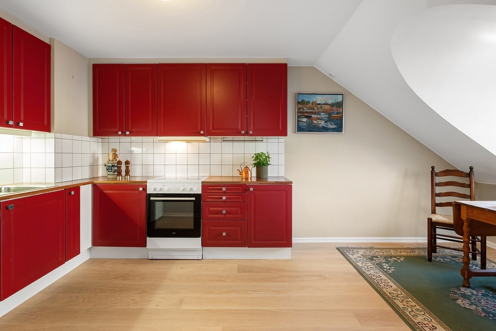 Kjøkkeninnredning med malte profilerte fronter og laminat benkeplate med nedfelt vaskekum. Galleribilde