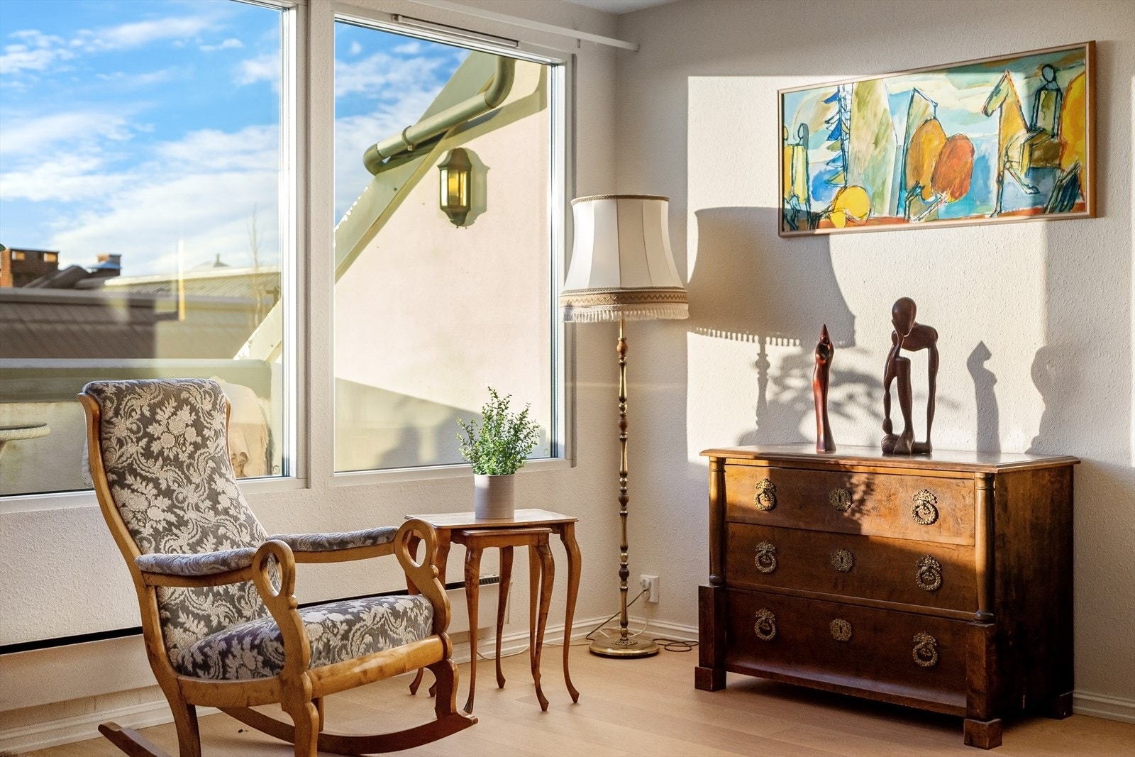 Leilighetens stue og terrasse ligger sydvendt. Gode lys- og solforhold. Galleribilde