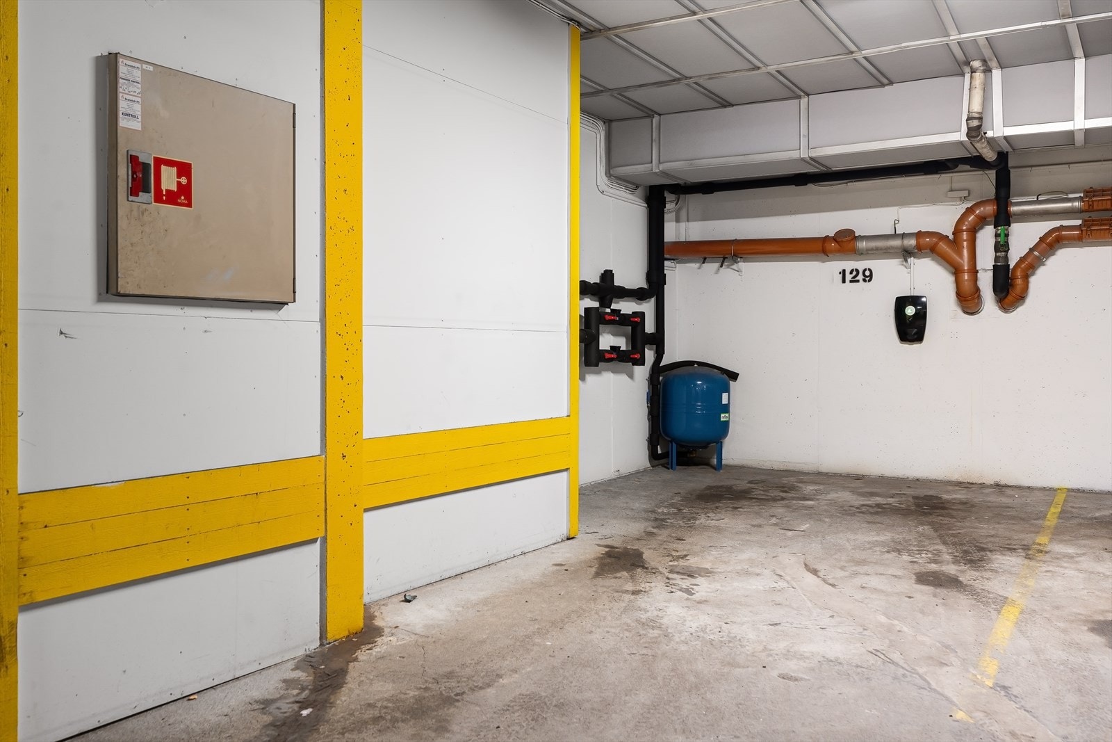 Garasjeplass nr. 129 med el-billader medfølger. Galleribilde