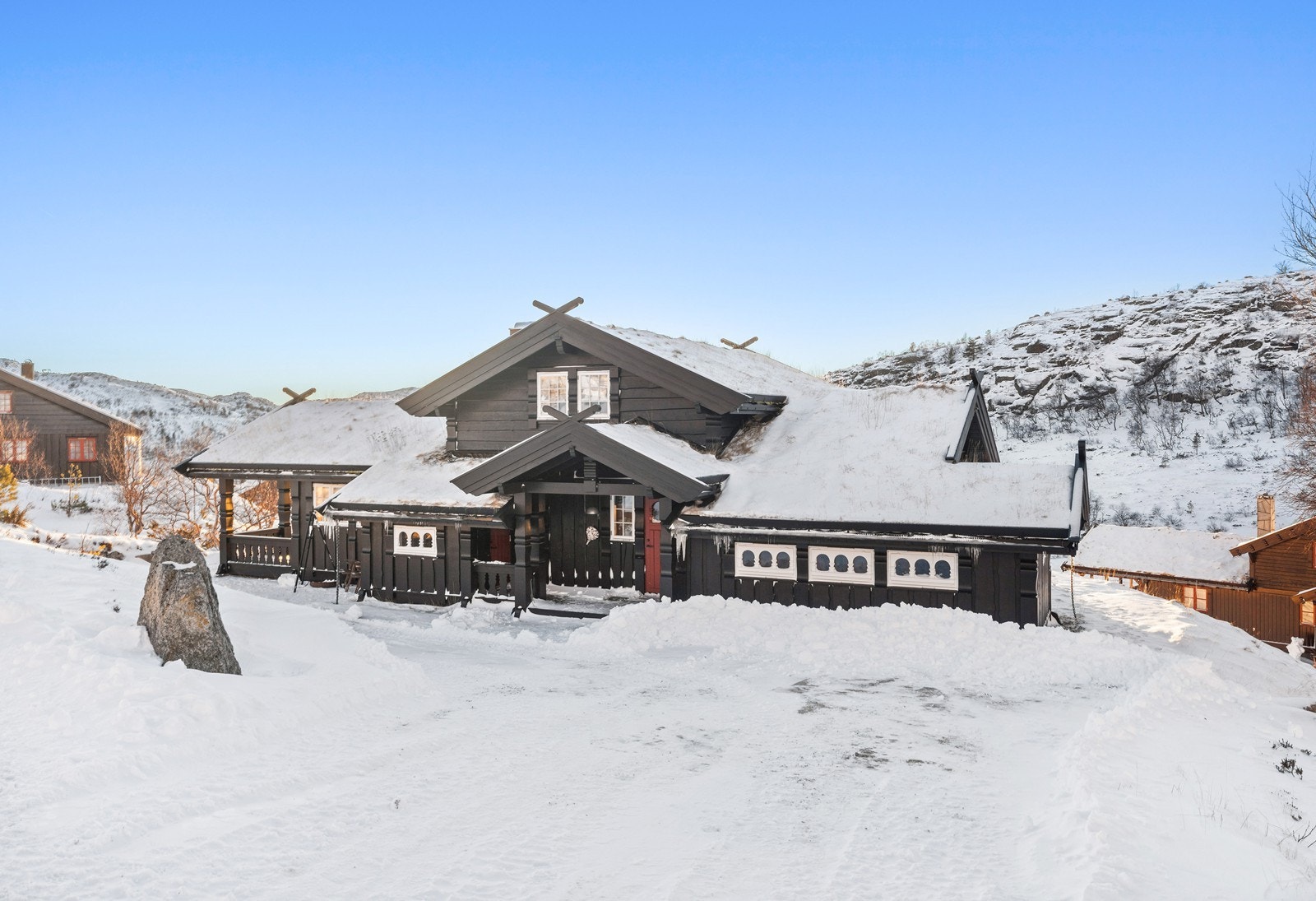 Gjennomgående høy standard med torvtak og villmarkskledning. Galleribilde