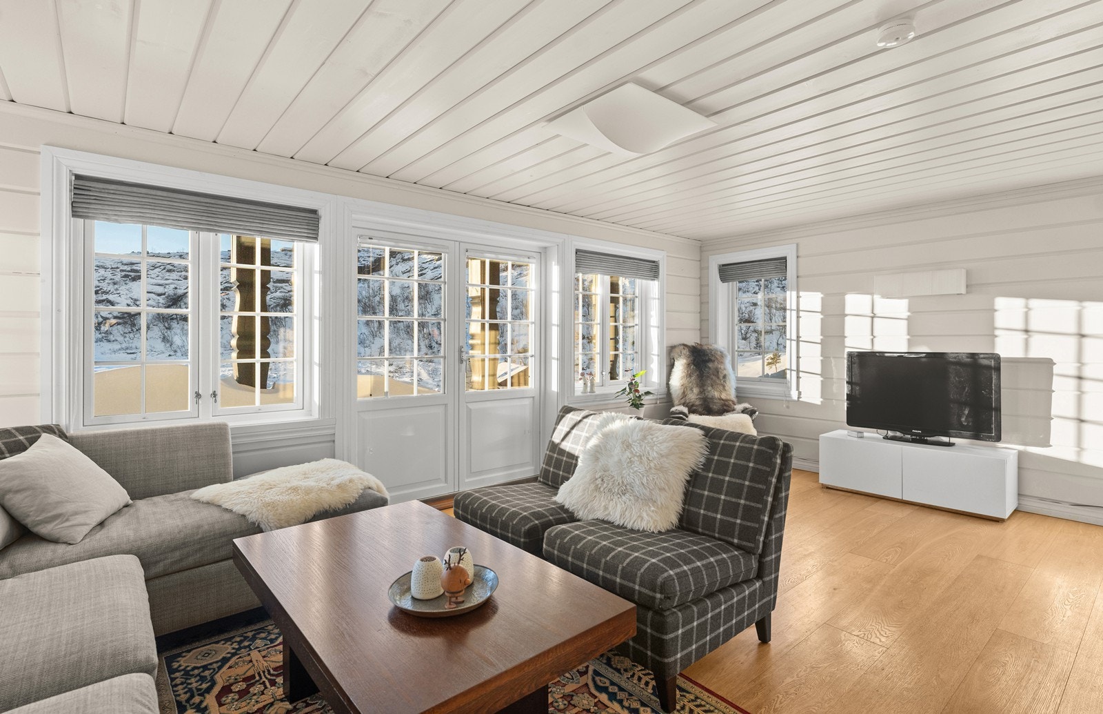 Fra stuen er det utgang til terrasse. Galleribilde