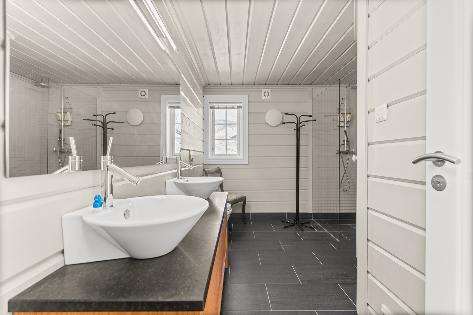 Stort, lekkert bad med flislagt gulv. Galleribilde