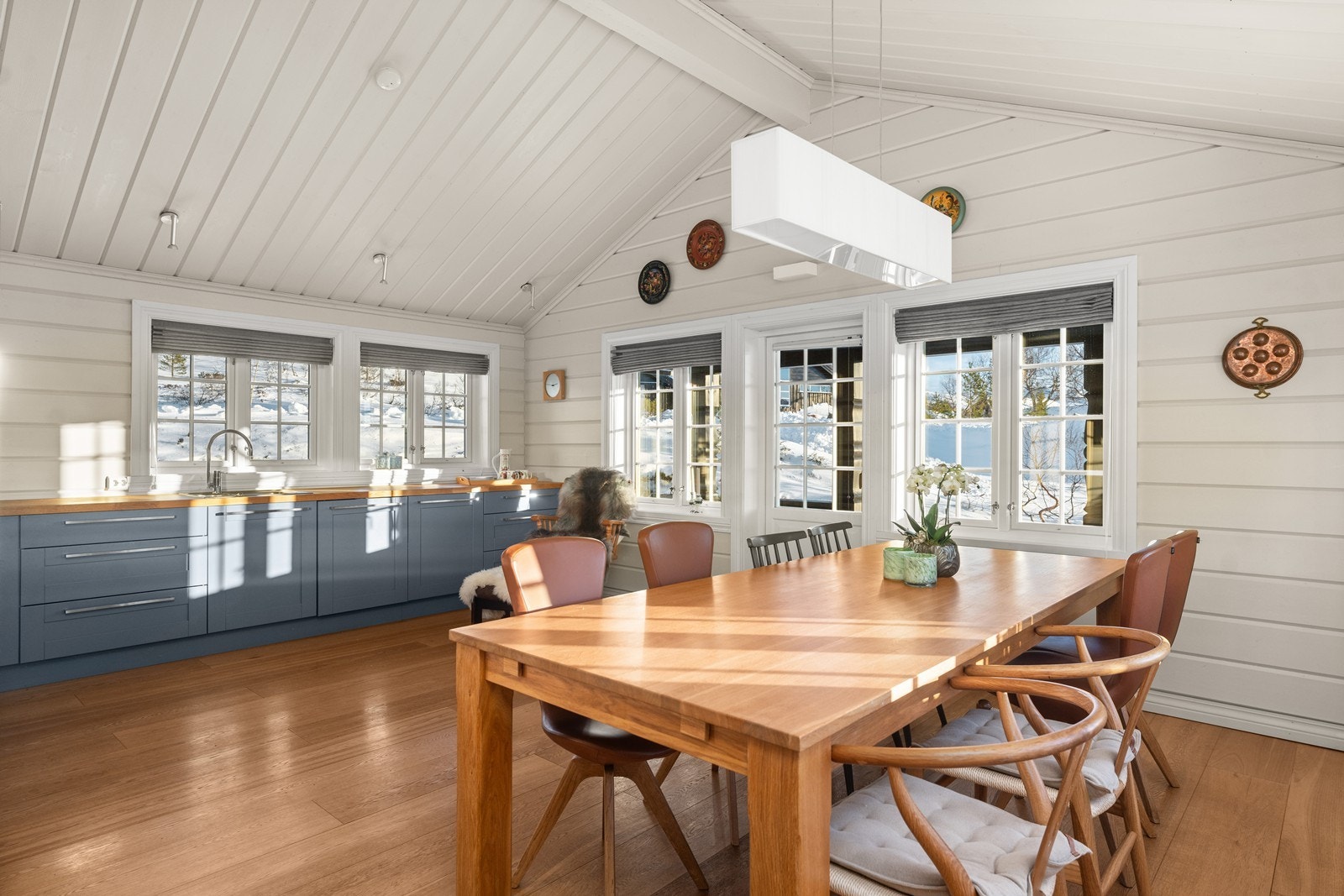 Høy himling på kjøkkenet. Galleribilde