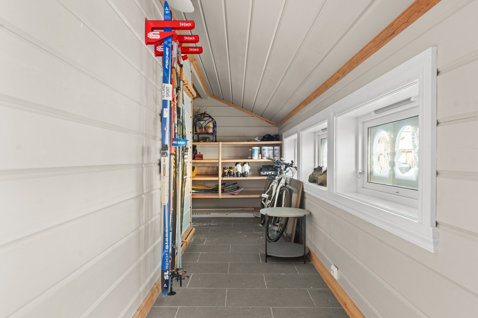 To praktiske uteboder. Galleribilde