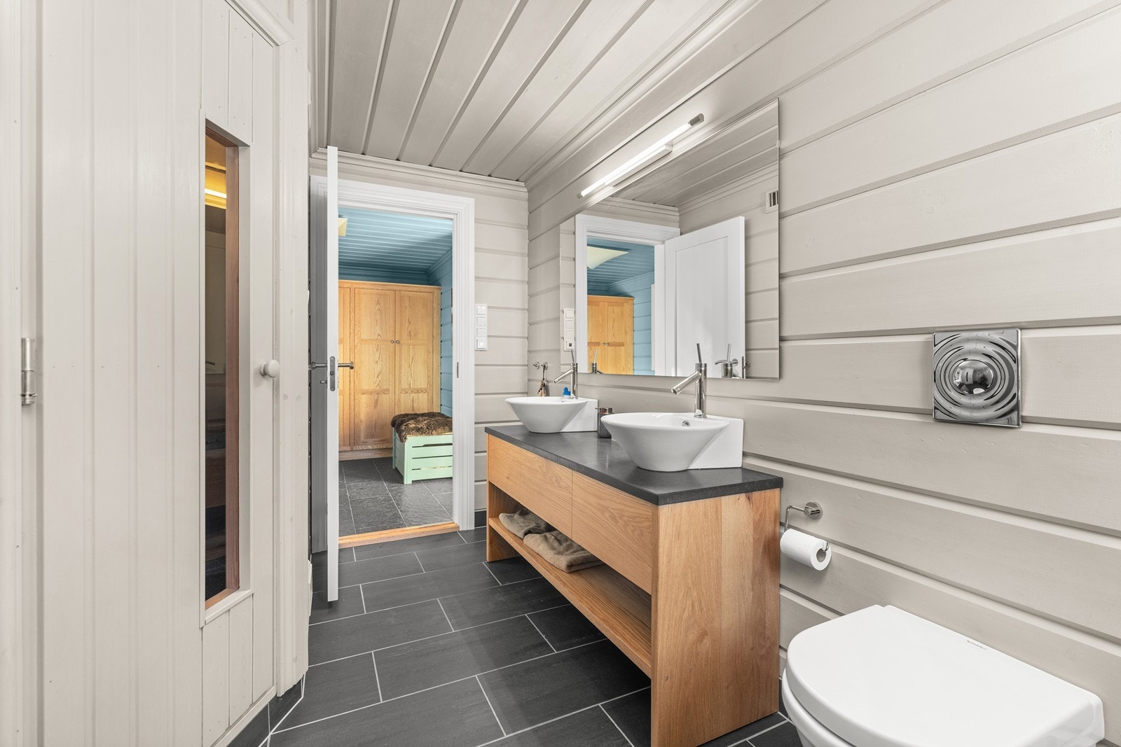 Dobbel servant og vegghengt toalett. Galleribilde