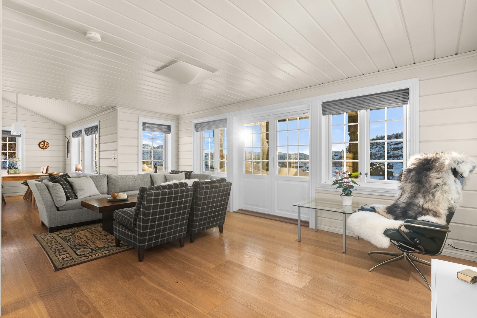 Malt panel i tak og på vegger. Parkett på gulvet. Galleribilde